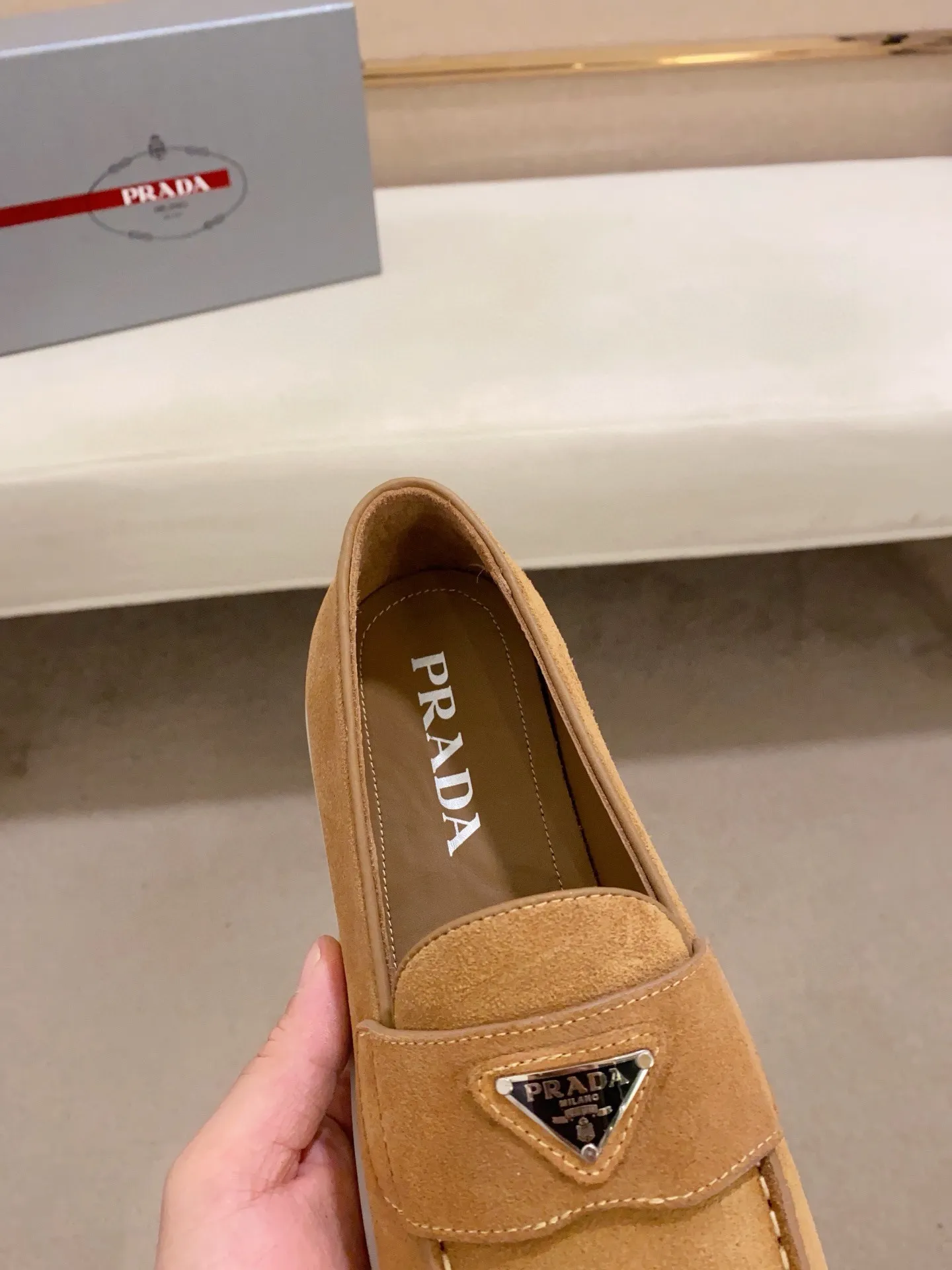 Men's shoes 💰 580💰 ✔️✔️✔️High-quality new PRADA counters are launched at the same time. The new men's shoes and 😘fabrics are selected from high-silk bald cowhide and are made by pure handicrafts. Lining: Full cowhide lining. 👍🏿 High-end ☄️ air-cushion molded anti-slip rubber outsole, exquisite lines, simple and elegant, comfortable and high-end for leisure travel. Code number: 38 to 44 (45 can be customized)